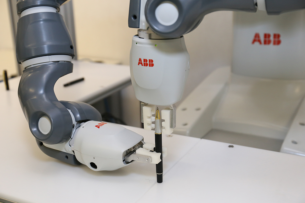 Robot doing autonomous assembly