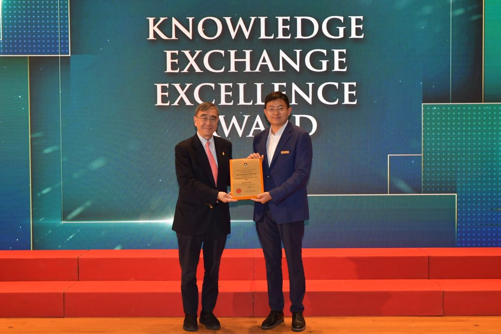 Dr He (right) receiving the Knowledge Exchange Excellence Award from Provost and Deputy Vice-Chancellor Professor Richard Wong.
