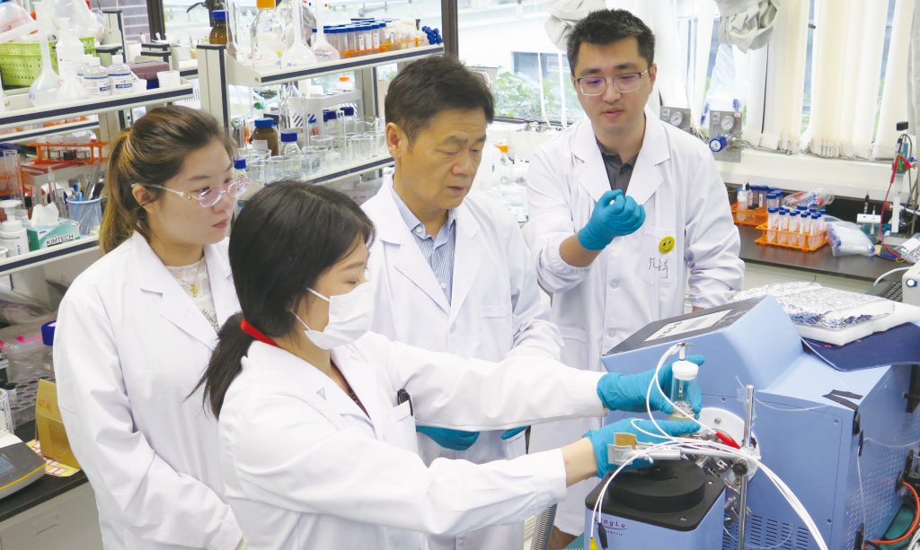 Professor Guo and his research team working on photocatalysis in the laboratory.